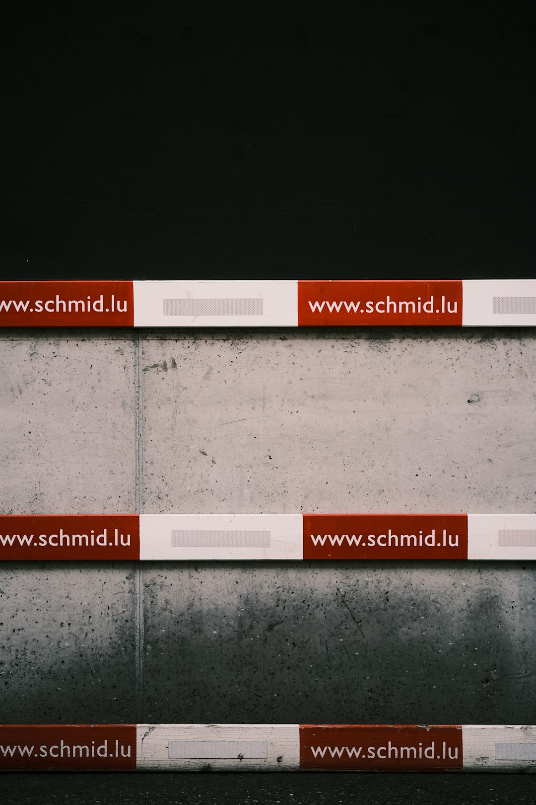 a-man-riding-a-skateboard-down-the-side-of-a-ramp-sve4nhps37m